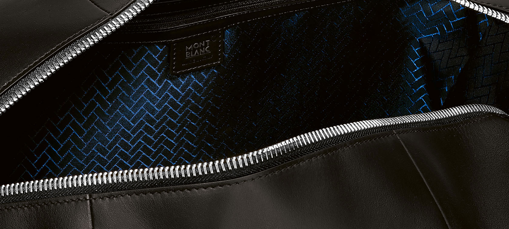 „Montblanc for BMW“ sportinės aprangos krepšys Nuotraukoje –„Montblanc for BMW“ sportinės aprangos krepšio emblemos vaizdas iš arti.