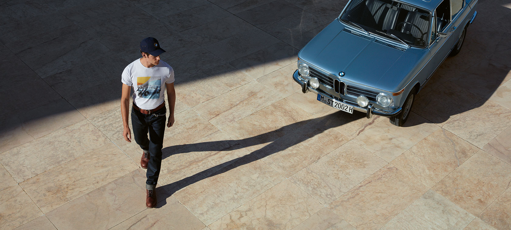 Nuotraukoje – klasikinis BMW modelis ir vaikinas, demonstruojantis BMW Classic kolekcijos gaminius. Nuotraukoje – klasikinis BMW modelis ir vaikinas, demonstruojantis BMW Classic kolekcijos gaminius.