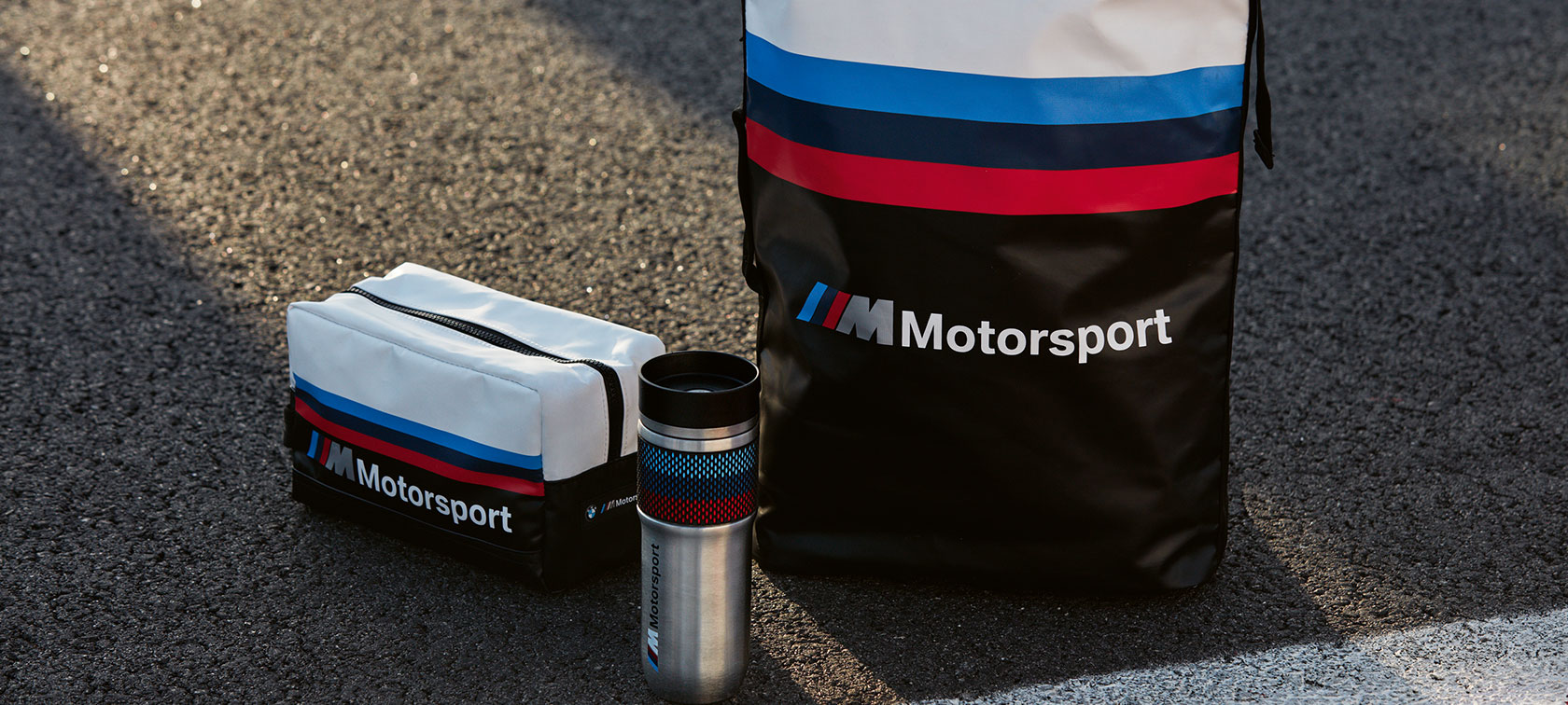 Nuotraukoje – vonios reikmenų krepšelis, termo puodelis ir kuprinė iš BMP M Motorsport kolekcijos, sudėti kartu. Nuotraukoje - vonios reikmenų krepšelis, termo puodelis ir kuprinė iš BMP M Motorsport kolekcijos, sudėti kartu.