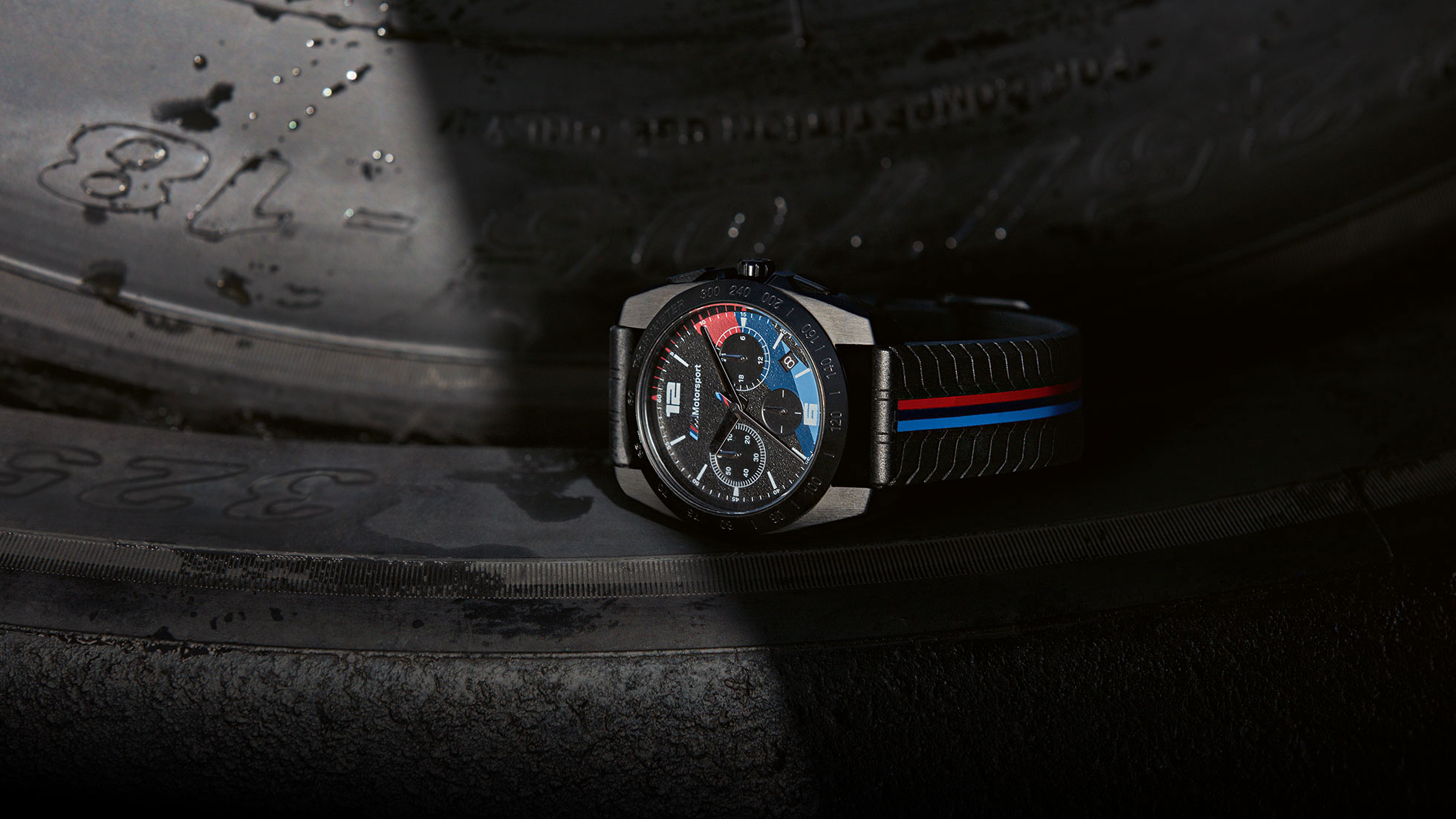 Nuotraukoje – BMW M Motorsport vyriško chronografo vaizdas iš arti. Nuotraukoje - BMW M Motorsport vyriško chronografo vaizdas iš arti.