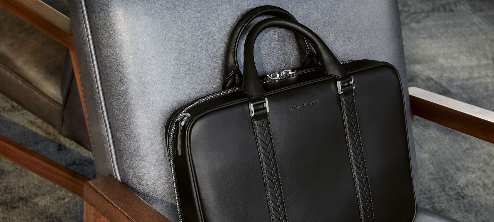 Nuotraukoje – „Montblanc for BMW“ krepšys dokumentams, padėtas ant kėdės. Nuotraukoje – „Montblanc for BMW“ krepšys dokumentams, padėtas ant kėdės.