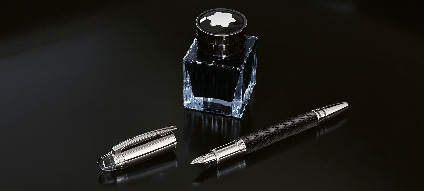 Nuotraukoje – „Montblanc for BMW“ rašalinis parkeris, padėtas priešais „Montblanc for BMW“ rašalo buteliuką. Nuotraukoje – „Montblanc for BMW“ rašalinis parkeris, padėtas priešais „Montblanc for BMW“ rašalo buteliuką.