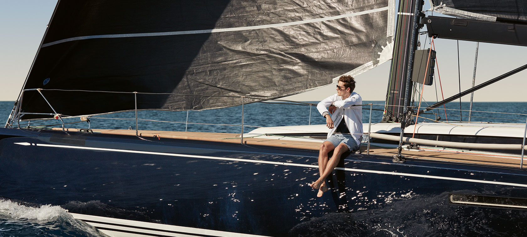 Nuotraukoje – vaikinas jachtoje demonstruoja BMW Yachtsport kolekcijos gaminius. Nuotraukoje – vaikinas jachtoje demonstruoja BMW Yachtsport kolekcijos gaminius.