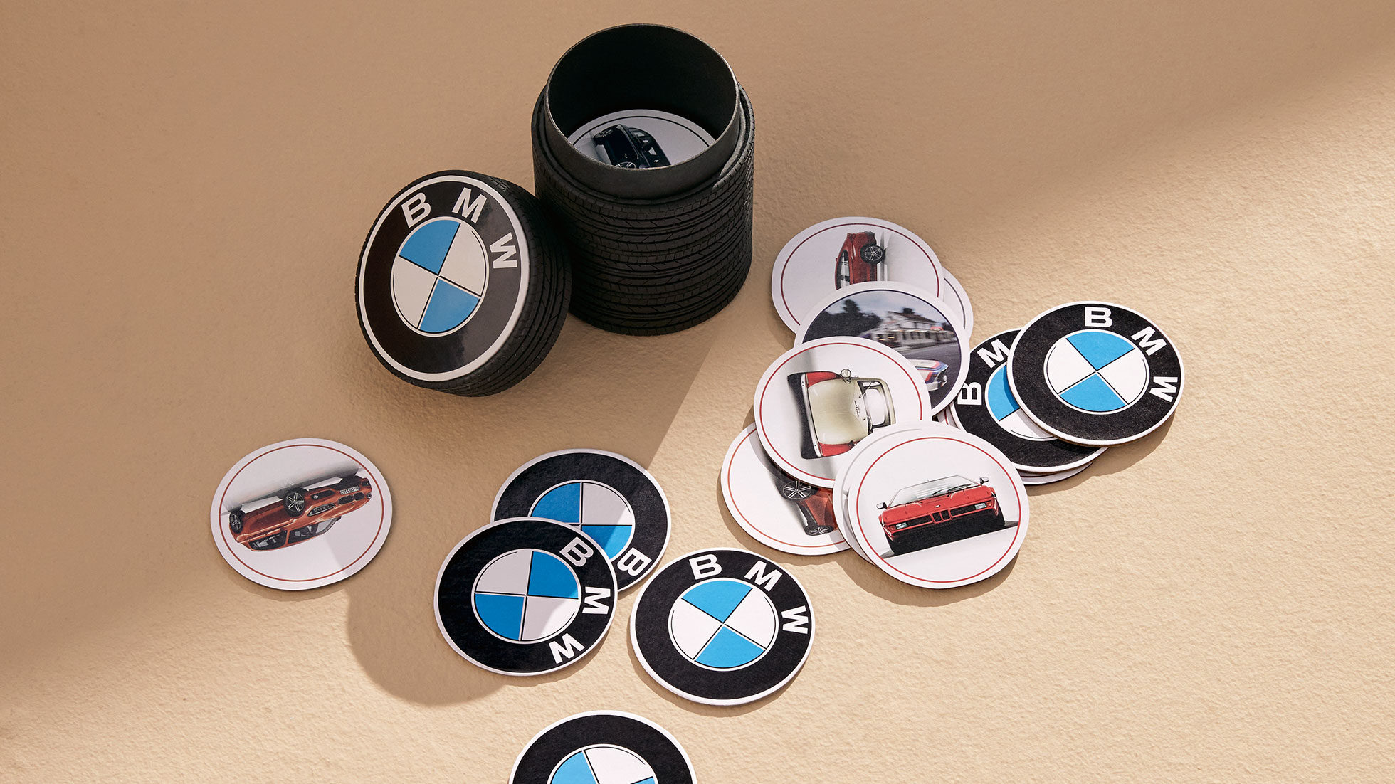 BMW atminties žaidimas BMW atminties žaidimo kortelės netvarkingai išbertos ant stalo.