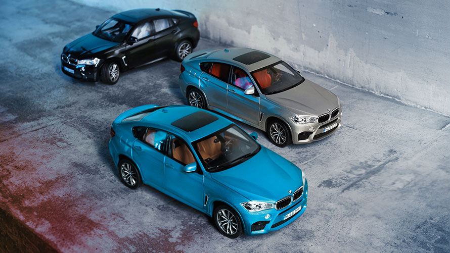 Nuotraukoje – trijų BMW X6 modelių: „Sapphire Black“ juodos, „Donington Grey“ pilkos ir „Long Beach“ mėlynos spalvos miniatiūros. Nuotraukoje – trijų BMW X6 modelių: „Sapphire Black“ juodos, „Donington Grey“ pilkos ir „Long Beach“ mėlynos spalvos miniatiūros.