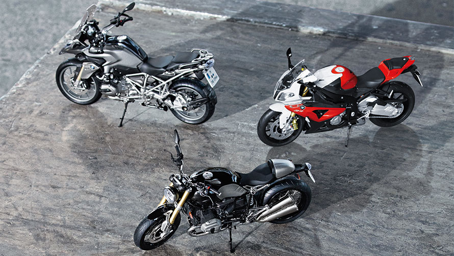 Trys BMW motociklai: BMW R 1200 GS miniatiūra, BMW S 1000 RR miniatiūra ir BMW R Nine T miniatiūra. Trys BMW motociklai: BMW R 1200 GS miniatiūra, BMW S 1000 RR miniatiūra ir BMW R Nine T miniatiūra.