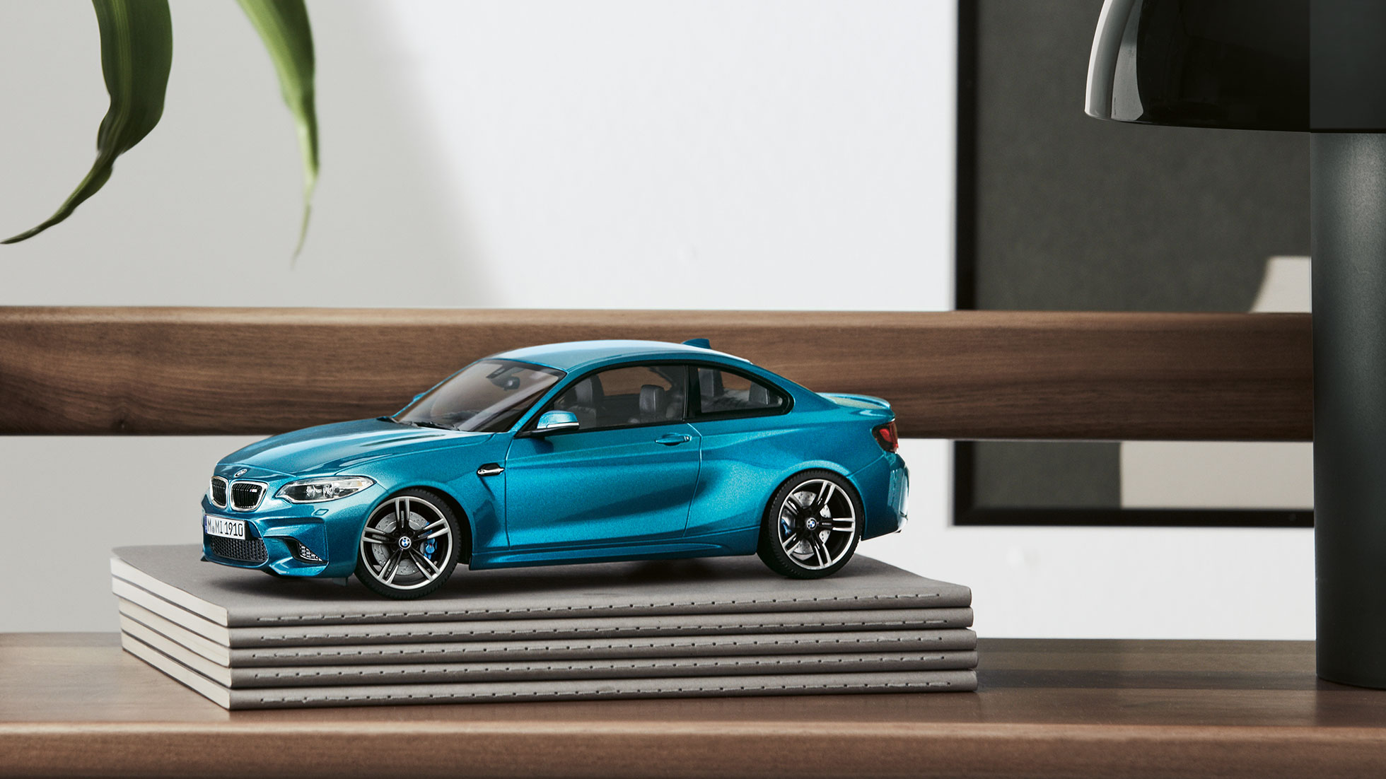 „Long Beach“ mėlynos spalvos BMW M2 miniatiūra. Nuotraukoje – „Long Beach“ mėlynos spalvos BMW M2 miniatiūra.