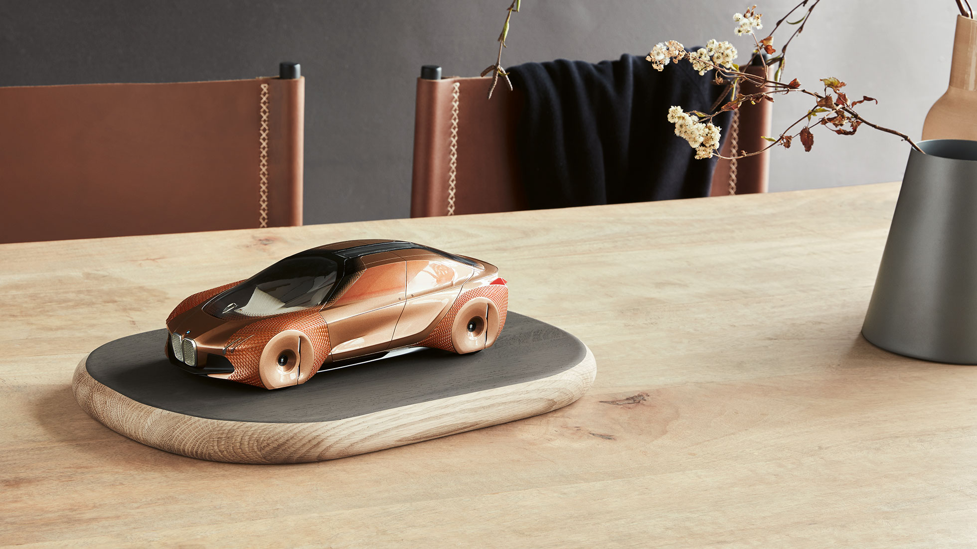 BMW Vision Next 100 miniatiūra. Nuotraukoje - BMW Vision Next 100 miniatiūros 3/4 vaizdas iš priekio.