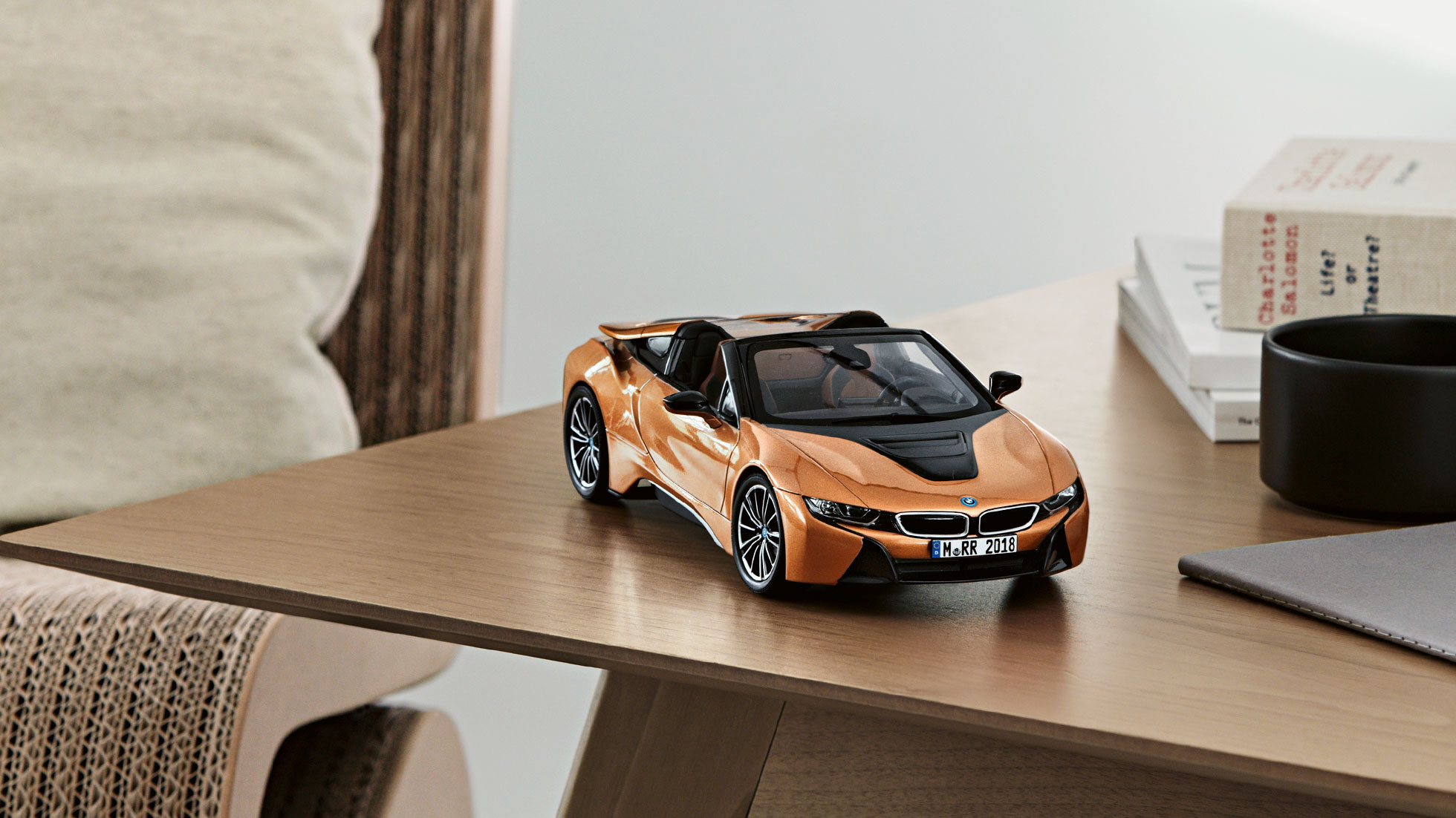 BMW i8 Roadster miniatiūra Nuotraukoje - BMW i8 Roadster miniatiūros priekis.