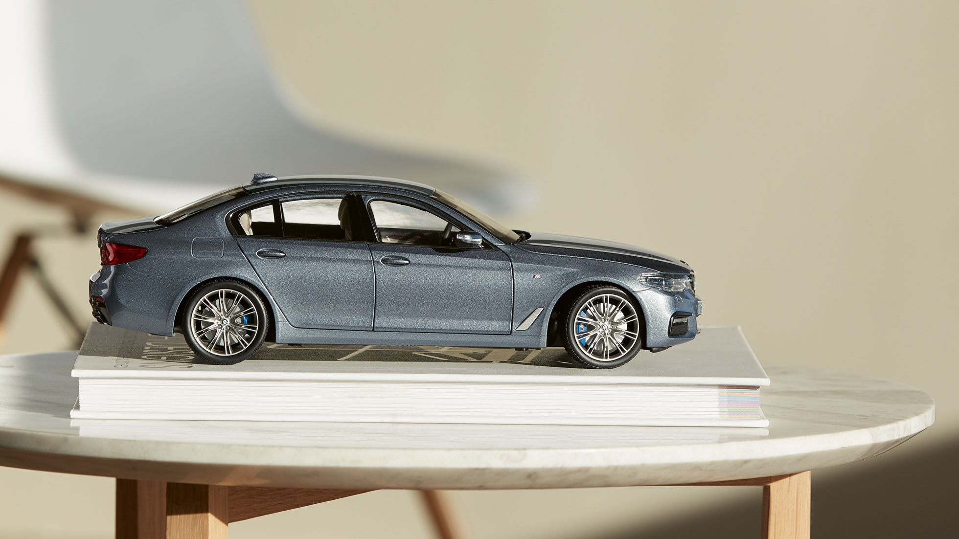 „Sophisto Grey” pilkos spalvos BMW 5 serijos miniatiūra Nuotraukoje - „Sophisto Grey” pilkos spalvos BMW 5 serijos miniatiūra.