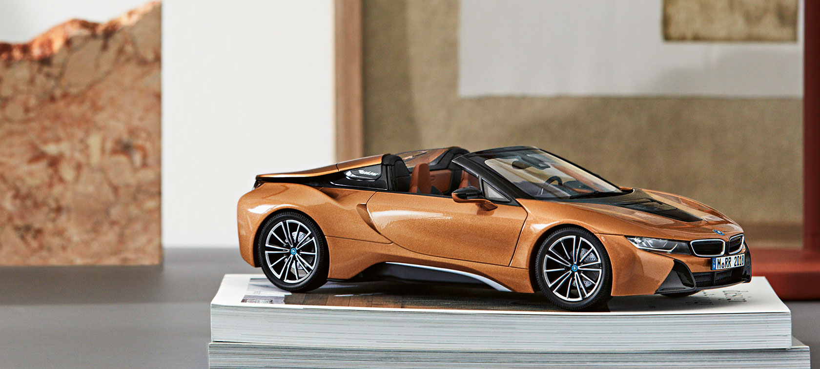 BMW i8 Roadster miniatiūra BMW i8 Roadster miniatiūra dailiai uždėta ant žurnalų šūsnio.