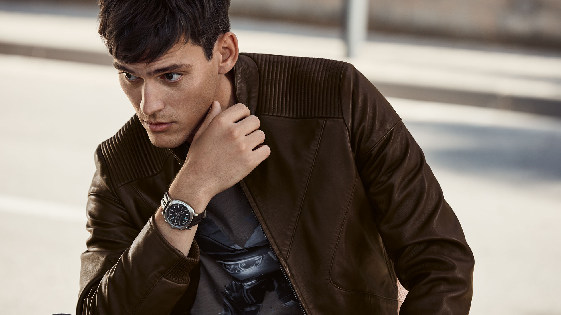 Vyriškas BMW Chronograph X. Nuotraukoje - vaikinas, demonstruojantis vyrišką BMW Chronograph X.