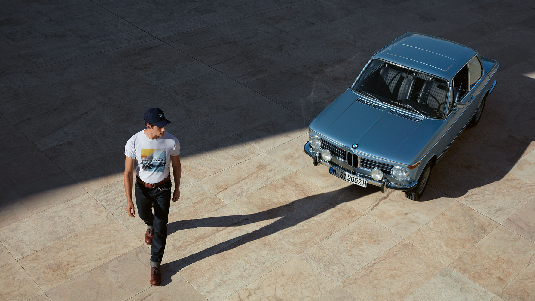 BMW Classic kolekcijos dizaino koncepciją atskleidžia modelis vyras ir klasikinis BMW. BMW Classic kolekcijos dizaino koncepciją atskleidžia modelis vyras ir klasikinis BMW.