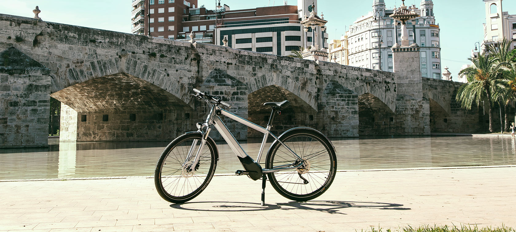 BMW Active Hybrid E-dviratis Nuotraukoje - BMW Active Hybrid E-dviratis, stovintis prie upės Valensijos mieste.