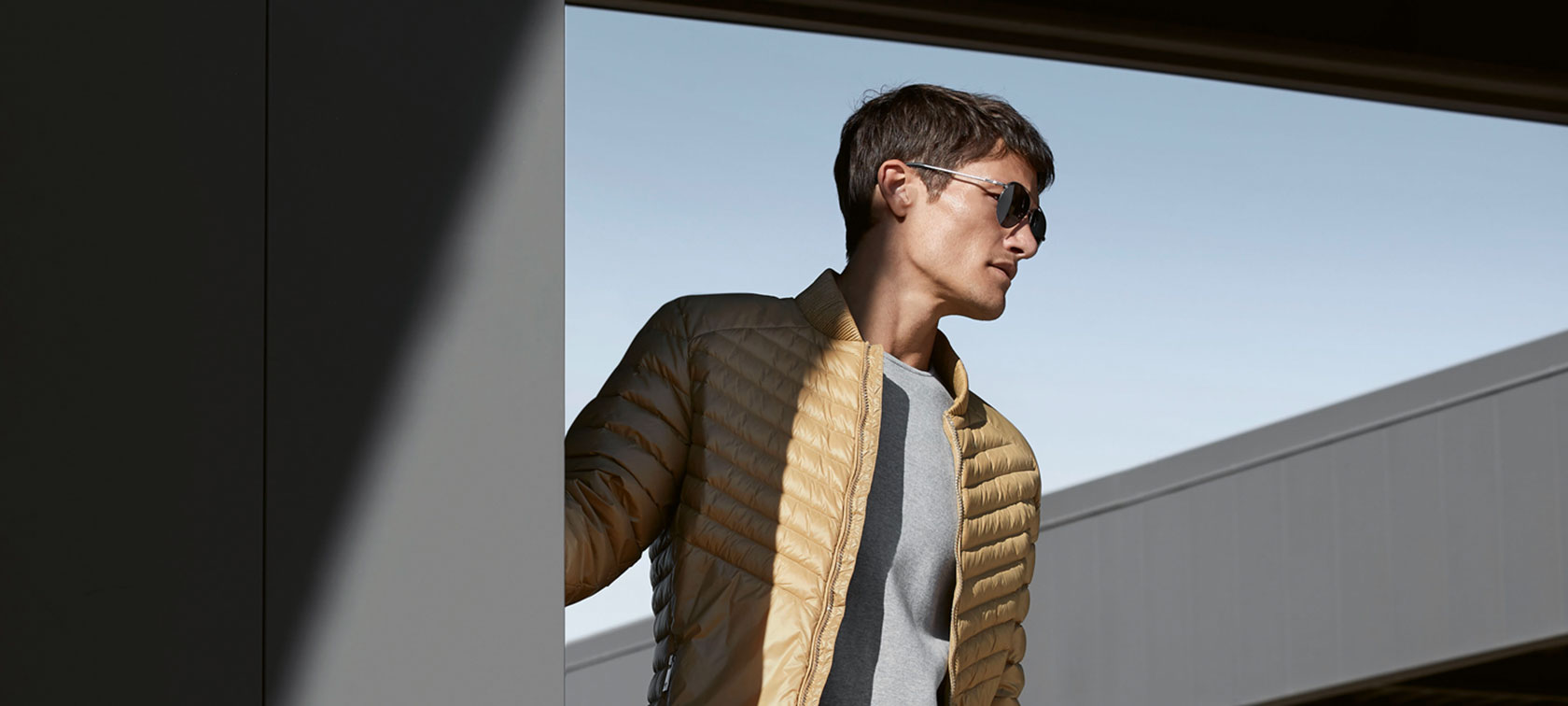 Nuotraukoje jaunas modelis, dėvintis lengvą pūkinę vyrišką BMW striukę. Nuotraukoje jaunas modelis, dėvintis lengvą pūkinę vyrišką BMW striukę.