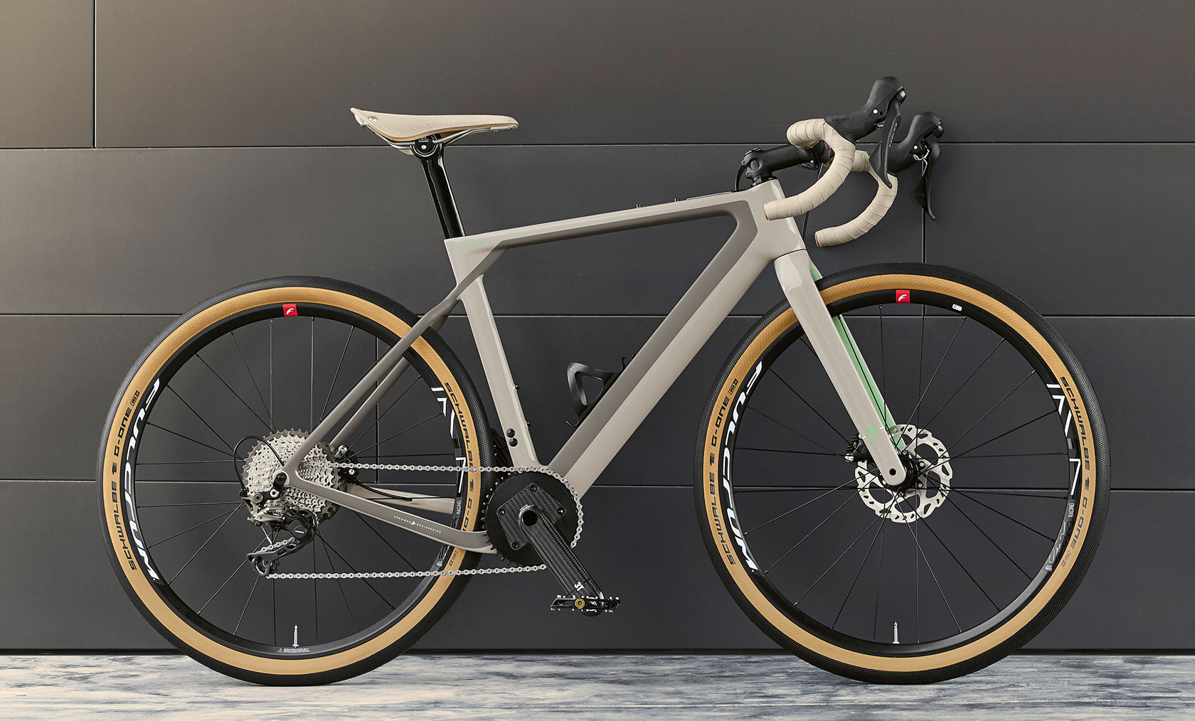 Žvyruotiems keliams skirtas BMW 3T Gravelbike dviratis Nuotraukoje žvyruotiems keliams skirto BMW 3T Gravelbike dviračio vaizdas iš priekio