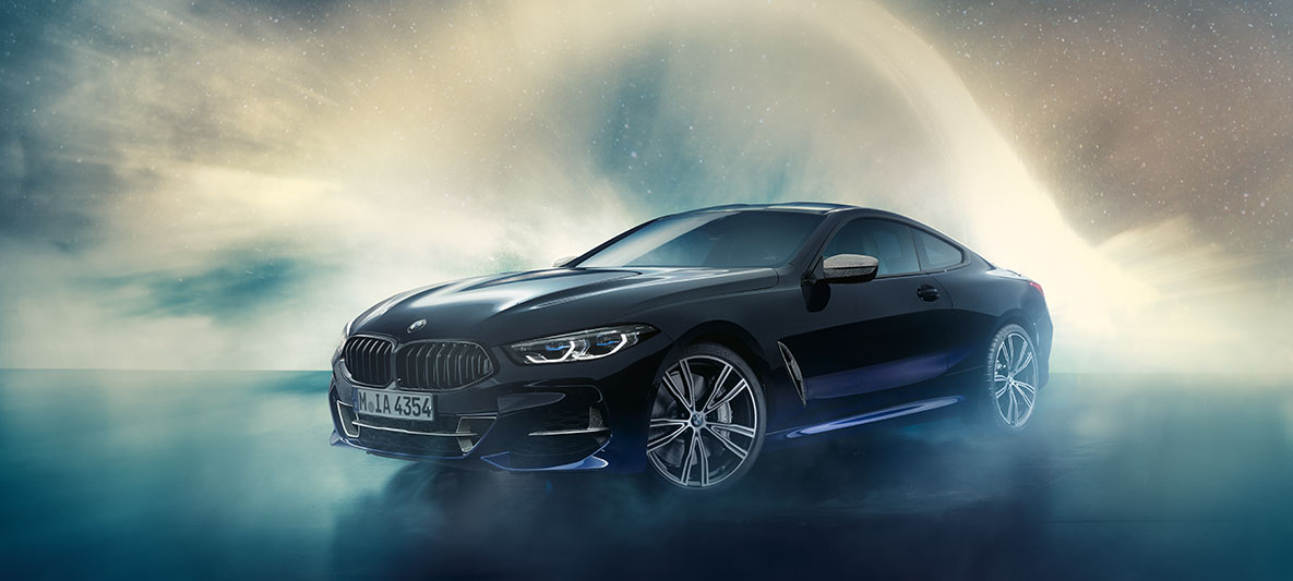 BMW Individual M850i NIGHT SKY, trijų ketvirčių vaizdas iš priekio Stovinčio vietoje BMW Individual M850i NIGHT SKY trijų ketvirčių vaizdas iš priekio