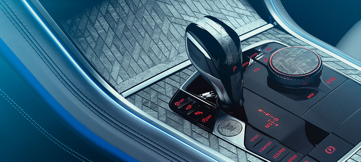BMW Individual M850i NIGHT SKY, centrinė konsolė BMW Individual M850i NIGHT SKY automobilio centrinė konsolė su mozaikiniu dizainu