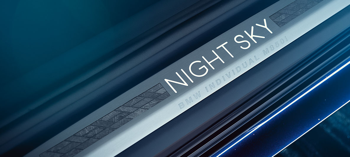BMW Individual M850i NIGHT SKY, NIGHT SKY durelių slenkstis BMW Individual NIGHT SKY durelių slenkstis su mozaikiniu dizainu iš arti