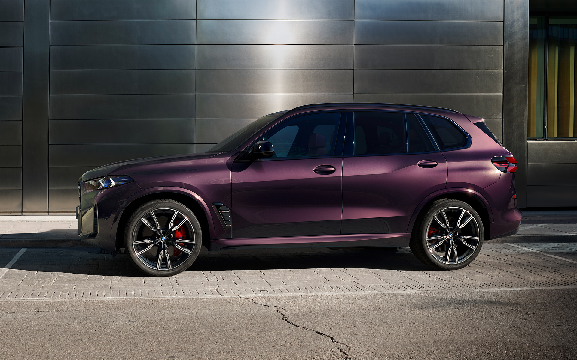 BMW X5 M60i G05 Mora violetinės metalizuotos spalvos BMW X5 M60i G05 BMW Individual Mora violetinės metalizuotos spalvos, stovinčio automobilio 2/3 vaizdas iš šono