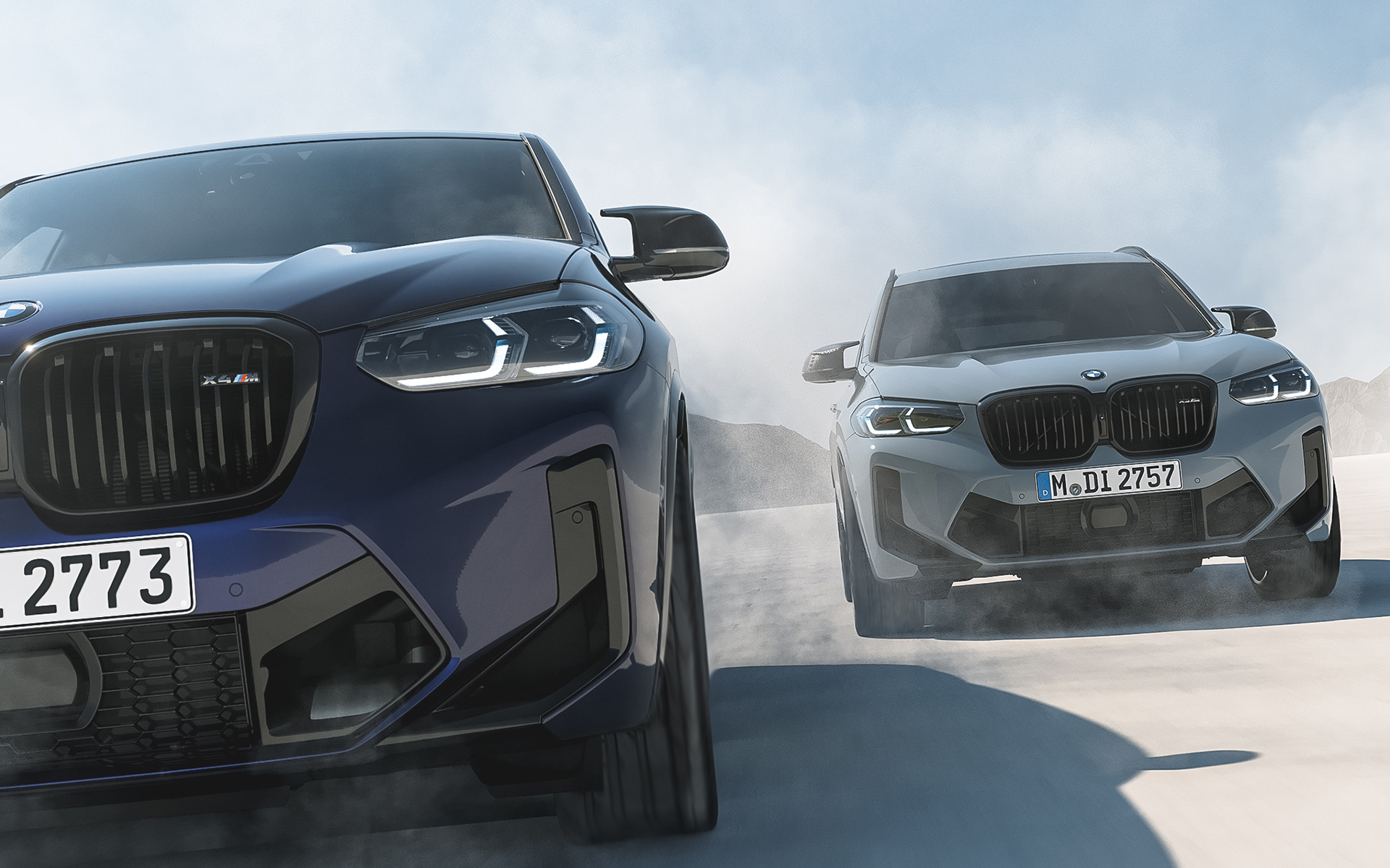 BMW X4 M F98 BMW Individual Velvetblue mėlynos spalvos, BMW X3 M F97 BMW Individual Nardogrey spalvos BMW X4 M F98 BMW Individual Velvetblue mėlynos spalvos, BMW X3 M F97 BMW Individual Nardogrey pilkos spalvos, važiuojančio automobilio vaizdas iš priekio