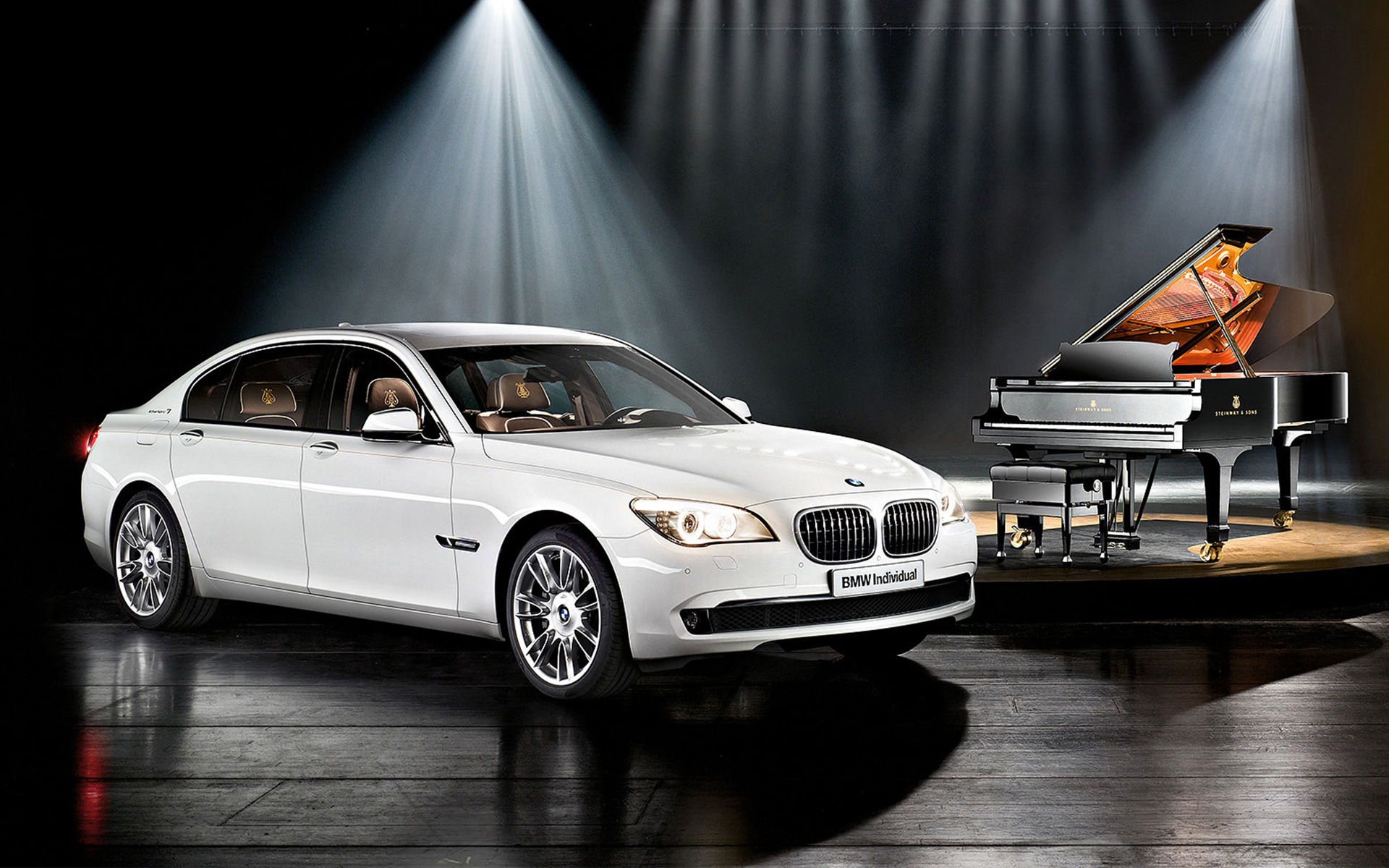 Steinway & Sons įkvėpta BMW Individual 7 serijos Composition, (F01) 2010 BMW, vaizdas iš šono pianino fone Steinway & Sons įkvėpta BMW Individual 7 serijos Composition, (F01) 2010 BMW, trijų ketvirčių vaizdas iš šono pianino fone