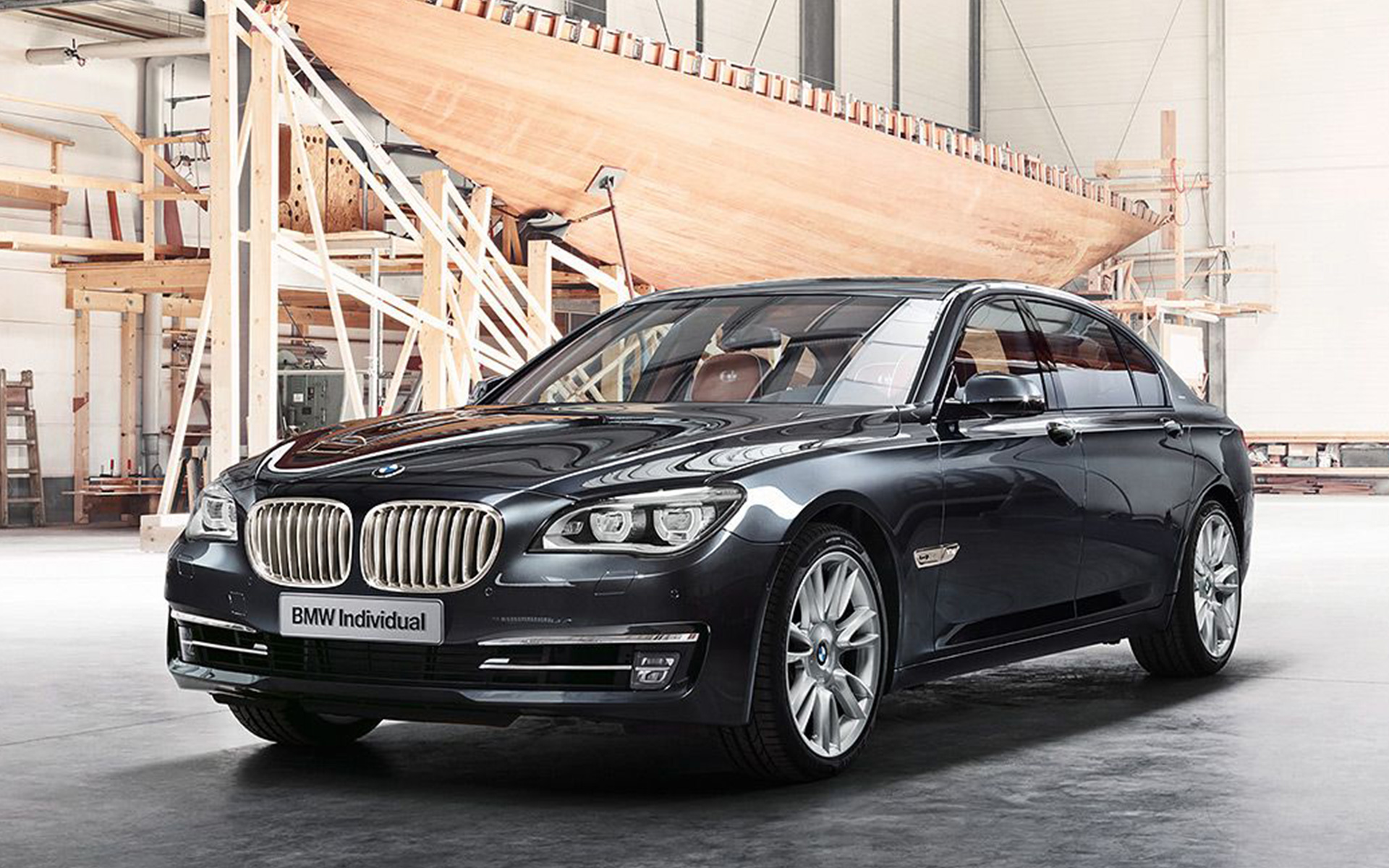 ROBBE & BERKING įkvėpta BMW Individual 760Li Sterling (F01) 2013, trijų ketvirčių vaizdas iš priekio plaukiančios jachtos ir laivų statyklos fone ROBBE & BERKING įkvėpta BMW Individual 760Li Sterling (F01) 2013, trijų ketvirčių vaizdas iš priekio plaukiančios jachtos ir laivų statyklos fone