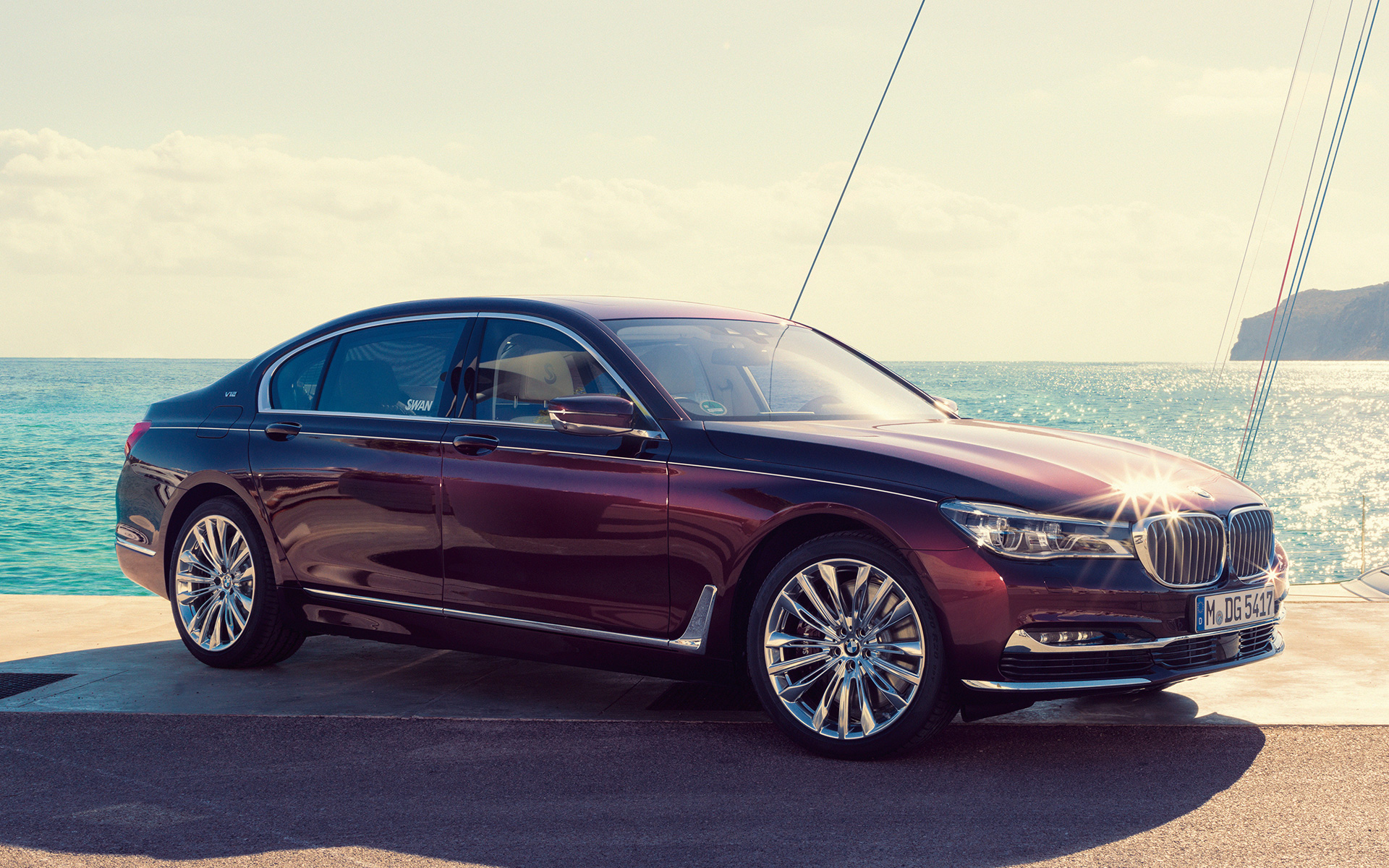 Nautor’s Swan įkvėpta BMW Individual M760Li ( (G12) 2017, plaukiančios jachtos fone Nautor’s Swan įkvėpta BMW Individual M760Li ( (G12) 2017, plaukiančios jachtos fone