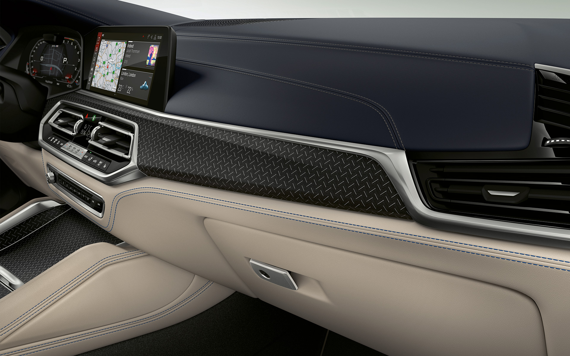 BMW Individual aukštos kokybės medienos Fineline Black interjero apdaila su aliuminio intarpais, vaizdas iš arti BMW Individual aukštos kokybės medienos Fineline Black interjero apdaila su aliuminio intarpais, vaizdas iš arti