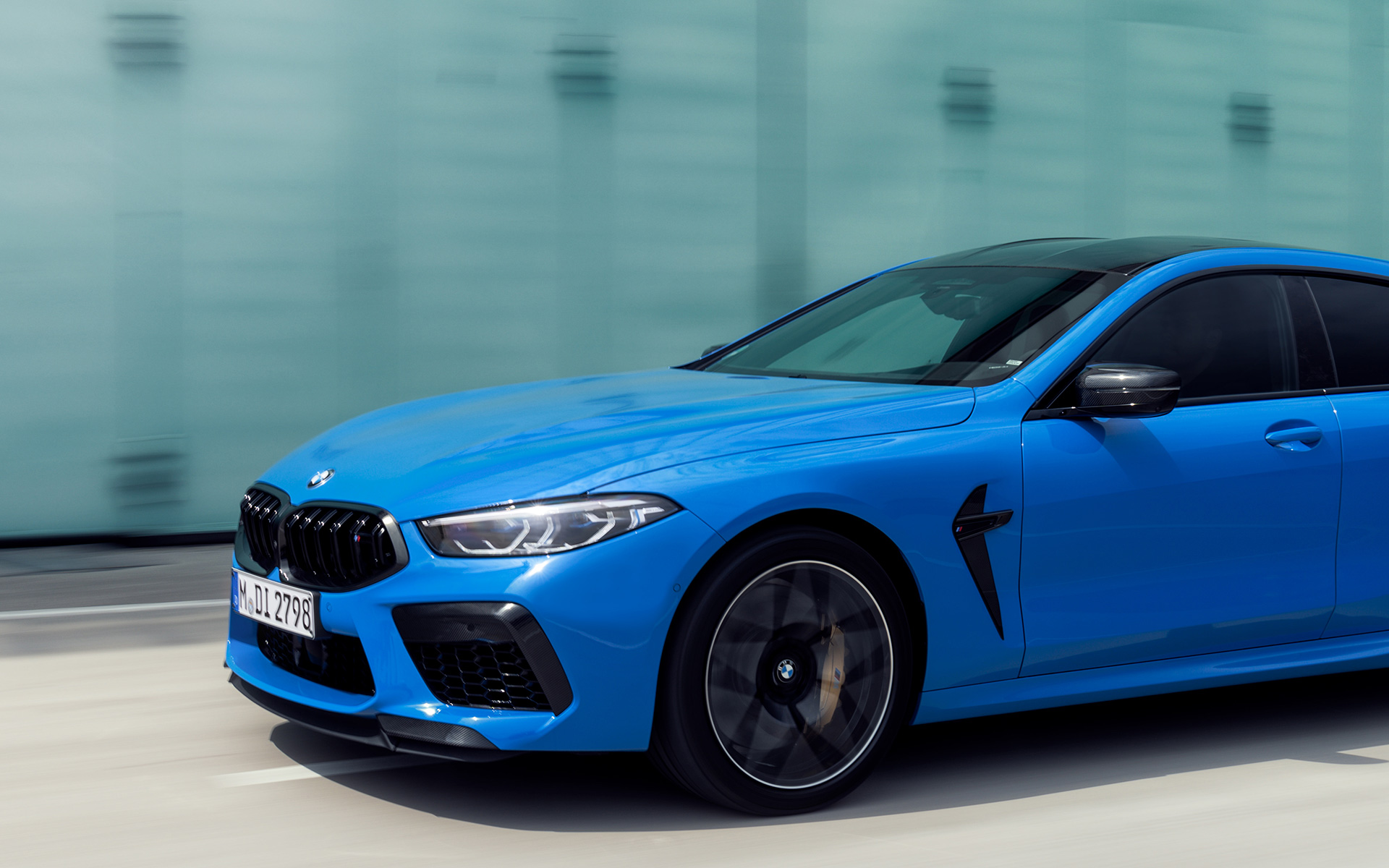BMW M8 Competition kupė F92 2019 BMW Individual Voodoo Blue mėlynos spalvos trijų ketvirčių vaizdas iš šono BMW M8 Competition kupė F92 2019 BMW Individual Voodoo Blue mėlynos spalvos važiuojančio automobilio trijų ketvirčių vaizdas iš šono