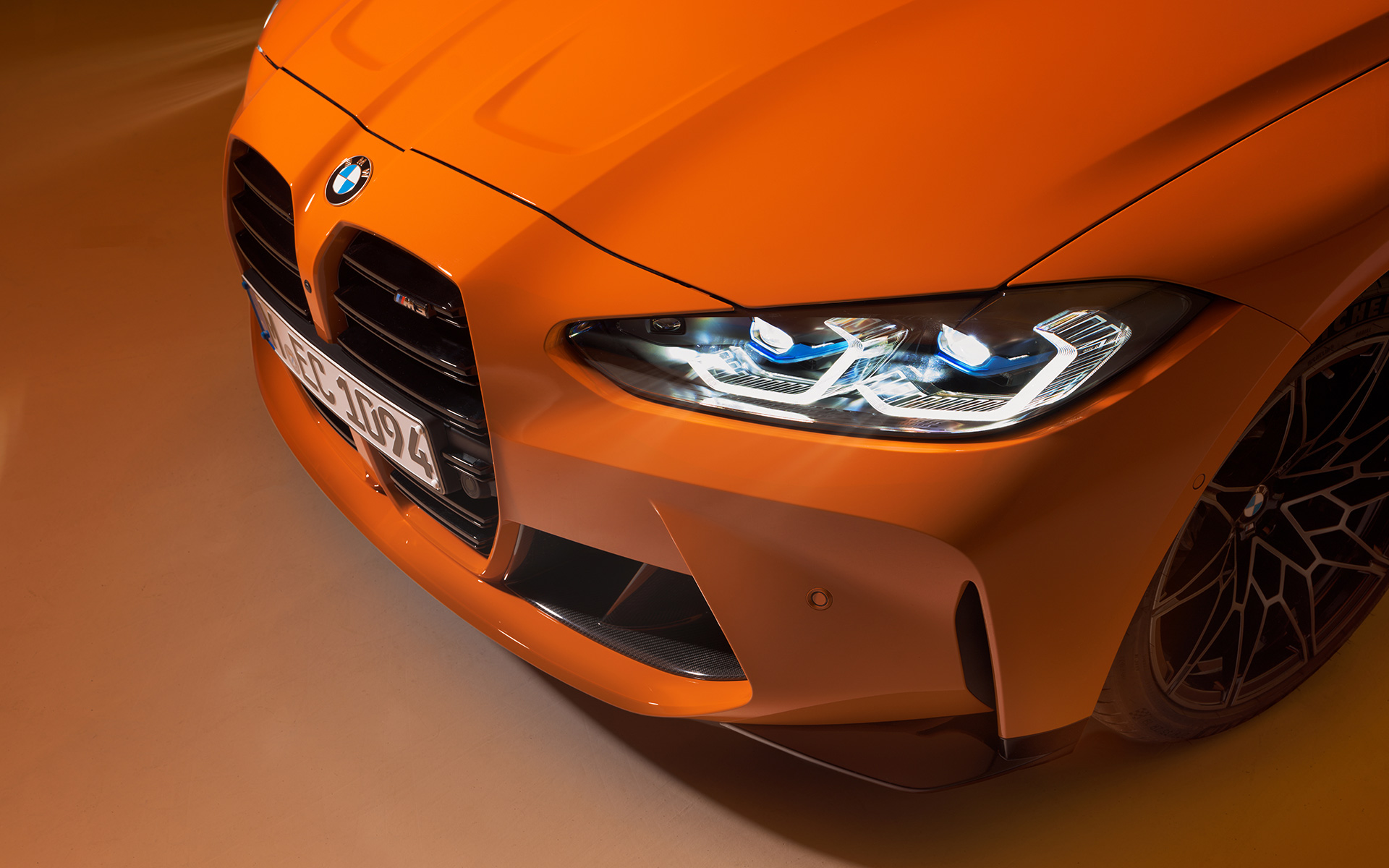 BMW M4 Competition kupė G82 2021 BMW Individual Fire Orange oranžinės spalvos trijų ketvirčių vaizdas iš priekio BMW M4 Competition kupė G82 2021 BMW Individual Fire Orange oranžinės spalvos stovinčio automobilio trijų ketvirčių vaizdas iš priekio priartintas vaizdas iš viršaus