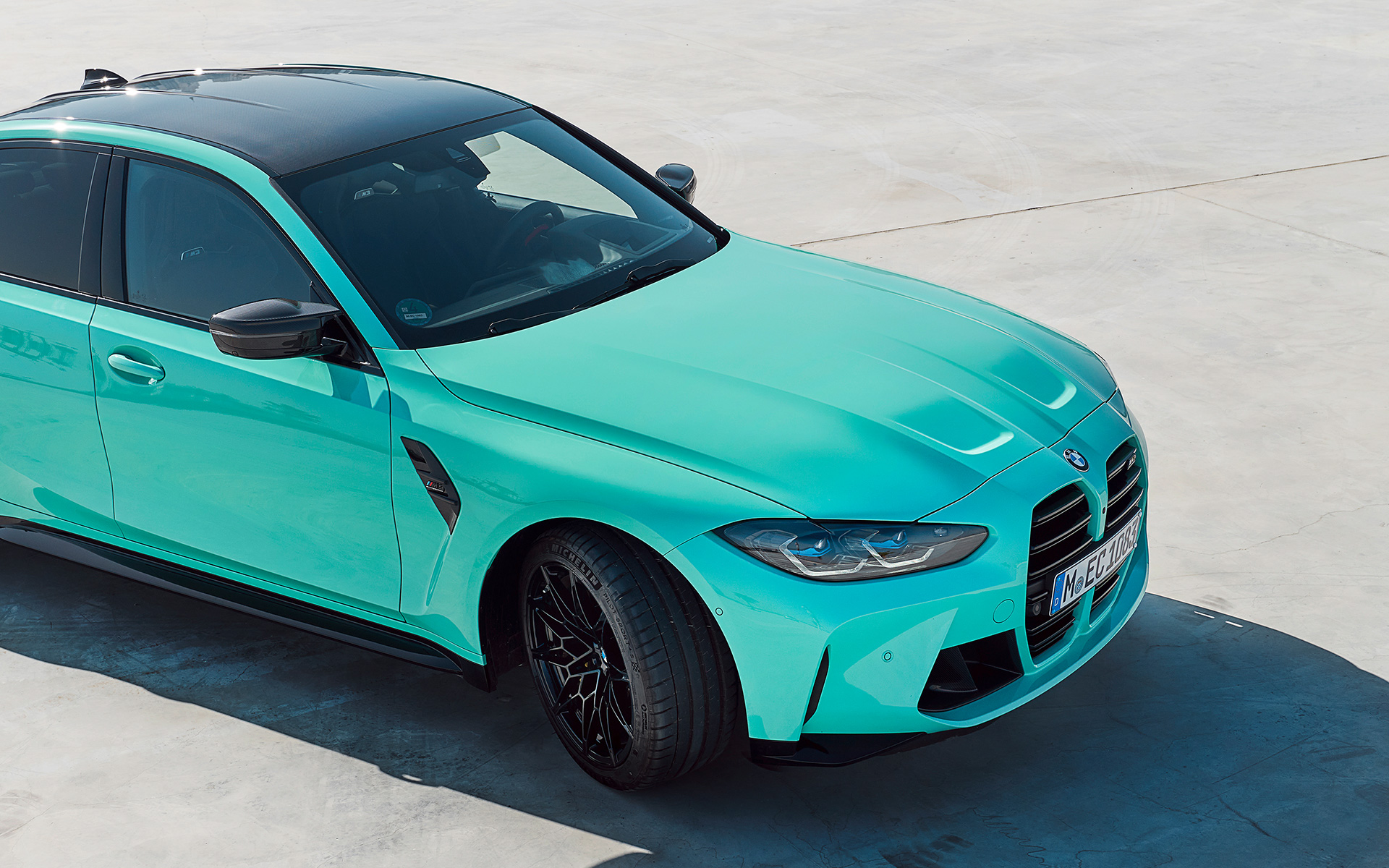 BMW M3 sedanas G80 2021 BMW Individual Mint Green žalios spalvos trijų ketvirčių vaizdas iš šono BMW M3 sedanas G80 2021 BMW Individual Mint Green žalios spalvos trijų ketvirčių vaizdas iš šono stovinčio automobilio vaizdas iš viršaus