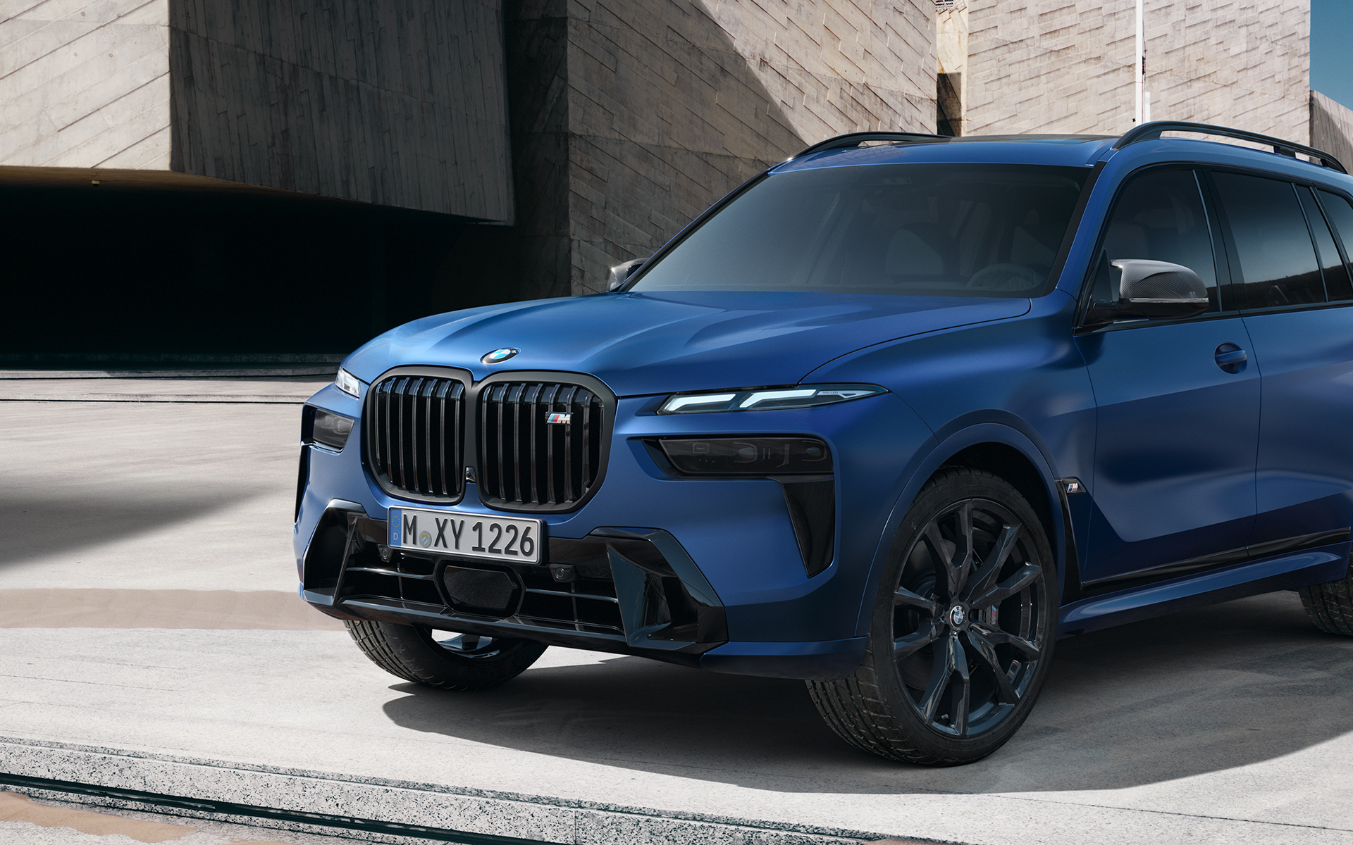 BMW X7 M60i xDrive G07 LCI BMW Individual Frozen Marina Bay Blue mėlynos metalizuotos spalvos trijų ketvirčių vaizdas iš šono BMW X7 M60i xDrive G07 LCI BMW Individual Frozen Marina Bay Blue mėlynos metalizuotos spalvos stovinčio automobilio trijų ketvirčių vaizdas iš šono