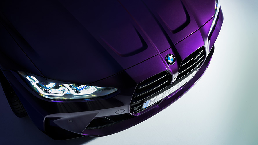 BMW M4 Competition kupė (G82) 2021 BMW Individual violetinės Thundernight metalizuotos spalvos trijų ketvirčių priartintas vaizdas iš viršaus BMW M4 Competition kupė (G82) 2021 BMW Individual violetinės Thundernight metalizuotos spalvos trijų ketvirčių priartintas vaizdas iš viršaus