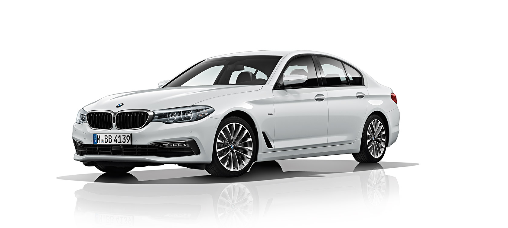 BMW 5 serijos Sedanas Baltos spalvos BMW 5 serijos Sedano erdvinis vaizdas iš priekio.
