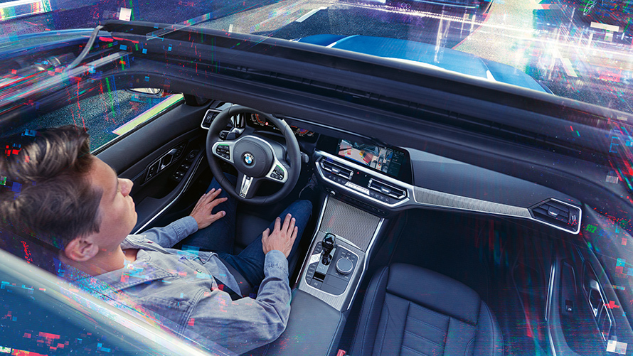 BMW priekinės salono dalies vaizdas BMW priekinė salono dalis su vairuotoju už vairo