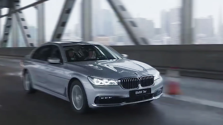 Navigacijos ekranas BMW automobilyje Navigacijos ekranas BMW vairuotojo sėdynės galinėje pusėje