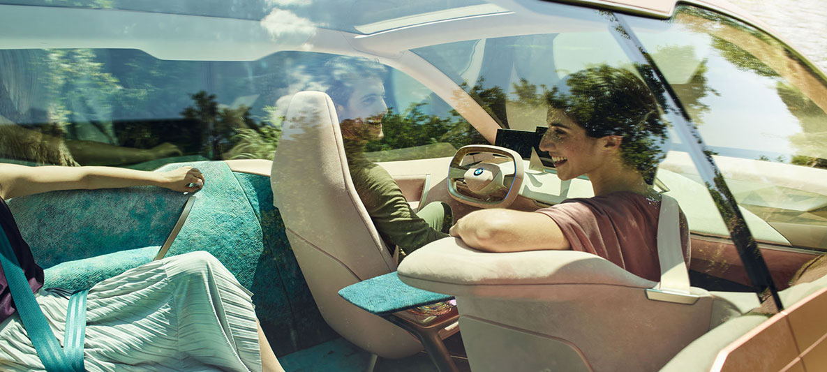 BMW Vision iNEXT salonas BMW Vision iNEXT salonas ir moteris, atsigręžusi į galinės sėdynės pusę