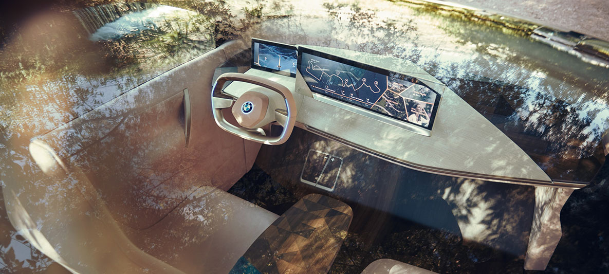 BMW Vision iNEXT priekinė salono dalis BMW Vision iNEXT priekinė salono dalis, vaizdas per panoraminį stoglangį
