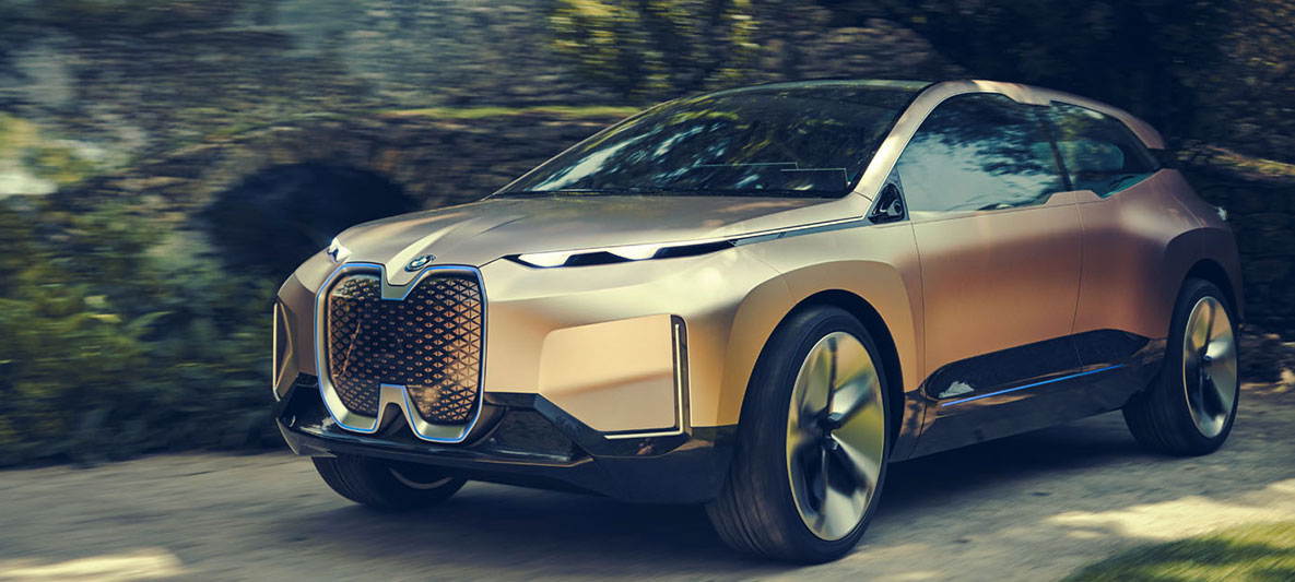 BMW Vision iNEXT trijų ketvirčių vaizdas iš priekio BMW Vision iNEXT trijų ketvirčių vaizdas iš priekio sienos fone