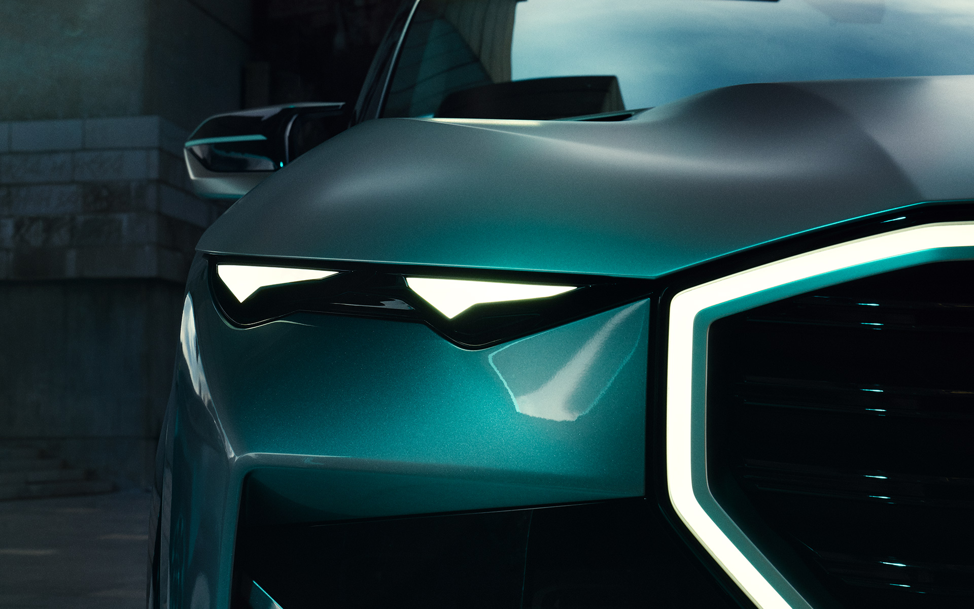 Koncepcinis BMW XM (G09) stovinčio automobilio vaizdas iš priekio priartintas priekinių žibintų vaizdas Koncepcinis BMW XM (G09) stovinčio automobilio vaizdas iš priekio priartintas priekinių žibintų vaizdas