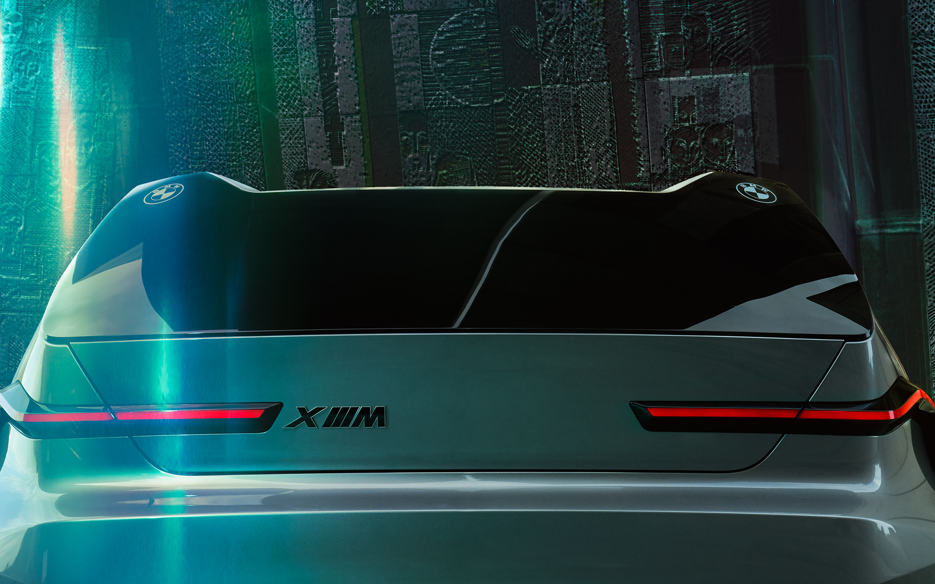 Koncepcinis BMW XM (G09) stovinčio automobilio vaizdas iš galo galinio lango vaizdas iš arti Koncepcinis BMW XM (G09) stovinčio automobilio vaizdas iš galo galinio lango vaizdas iš arti