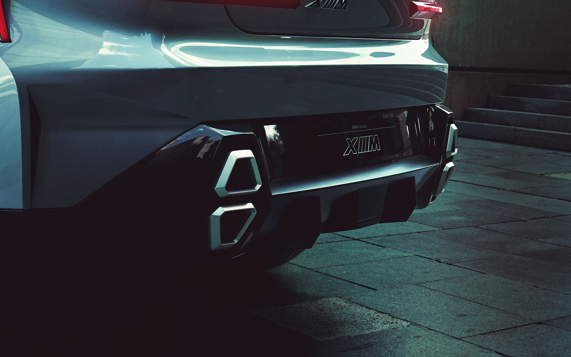 Koncepcinis BMW XM (G09) stovinčio automobilio trijų ketvirčių vaizdas iš galo priartintas išmetimo angų vaizdas Koncepcinis BMW XM (G09) stovinčio automobilio trijų ketvirčių vaizdas iš galo priartintas išmetimo angų vaizdas