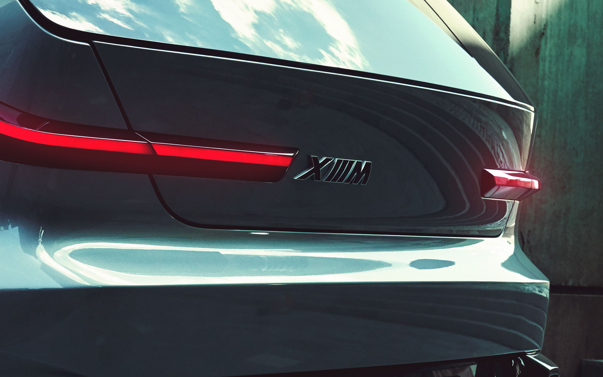 Koncepcinis BMW XM (G09) stovinčio automobilio trijų ketvirčių vaizdas iš galo priartintas XM logotipo vaizdas Koncepcinis BMW XM (G09) stovinčio automobilio trijų ketvirčių vaizdas iš galo priartintas XM logotipo vaizdas
