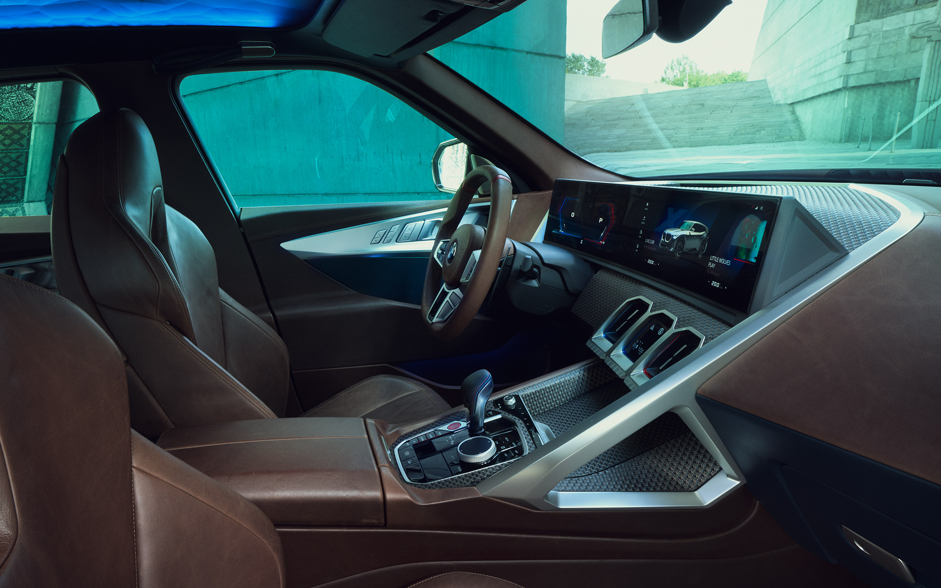 Koncepcinis BMW XM (G09) interjero vaizdas iš šono orientavimasis į vairuotoją Koncepcinis BMW XM (G09) interjero vaizdas iš šono orientavimasis į vairuotoją