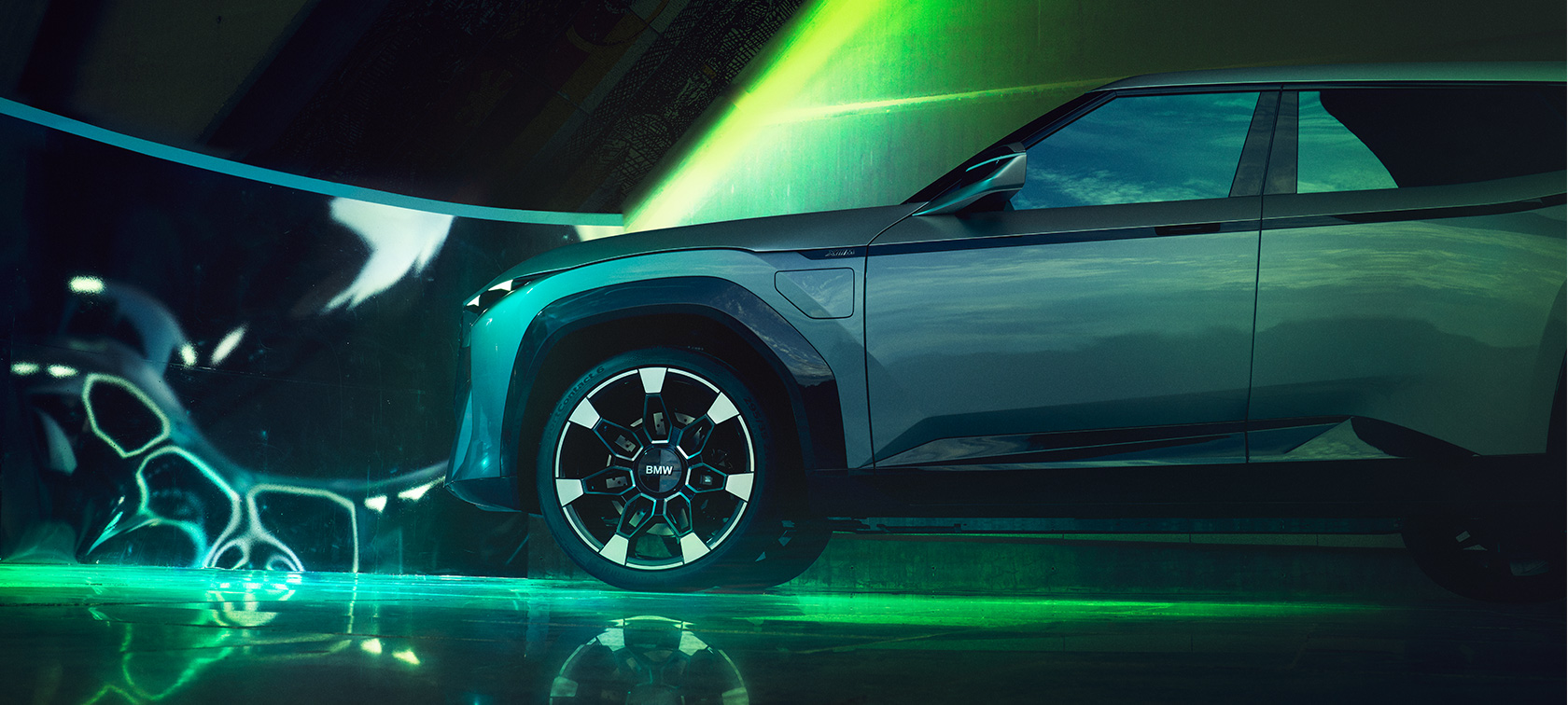 Koncepcinis BMW M (G09) stovinčio automobilio vaizdas iš šono Koncepcinis BMW M (G09) stovinčio automobilio vaizdas iš šono