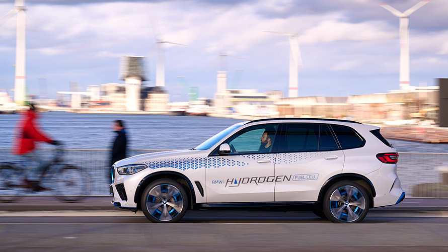 BMW iX5 Hydrogen G05 FCEV BMW iX5 Hydrogen G05 FCEV važiuojančio automobilio vaizdas iš šono