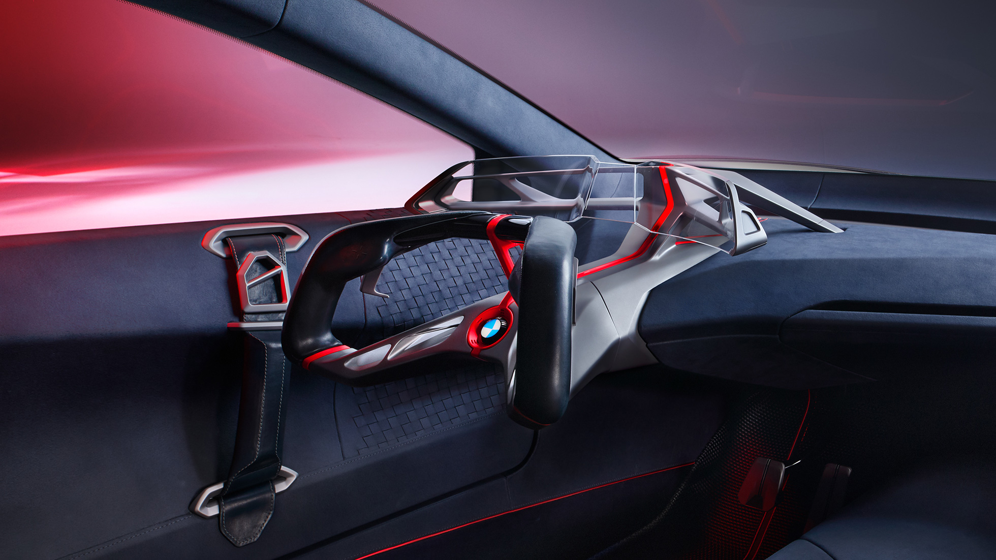 BMW Vision M NEXT interjeras BMW Vision M NEXT interjeras, vairuotojo erdvė su vairu, Boost Pod valdymo konsolė, išlenkto stiklo ekranas, papildytosios realybės projekcinis ekranas.