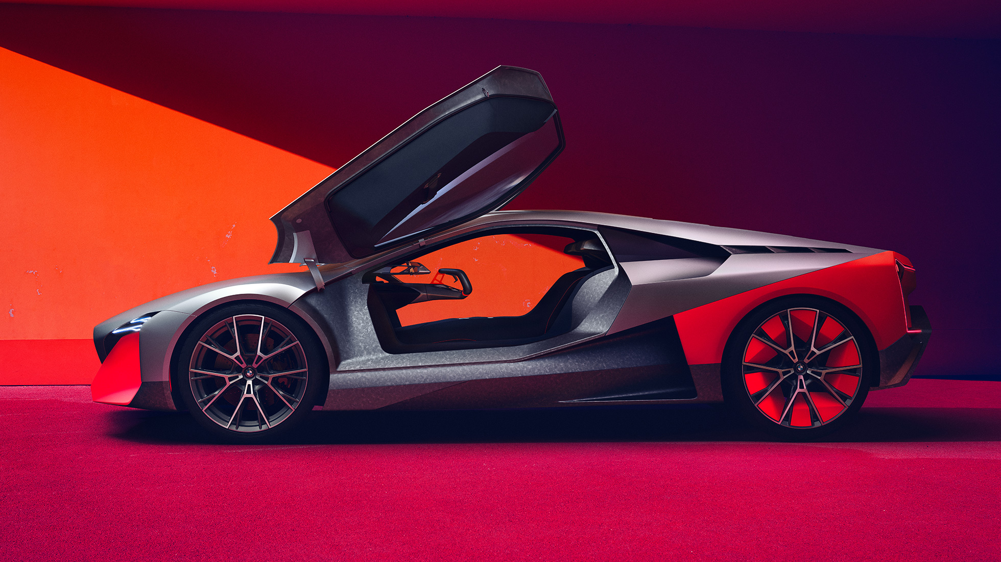 BMW Vision M NEXT, vaizdas iš šono BMW Vision M NEXT, vaizdas iš šono, kiro sparnus primenančios atviros durelės