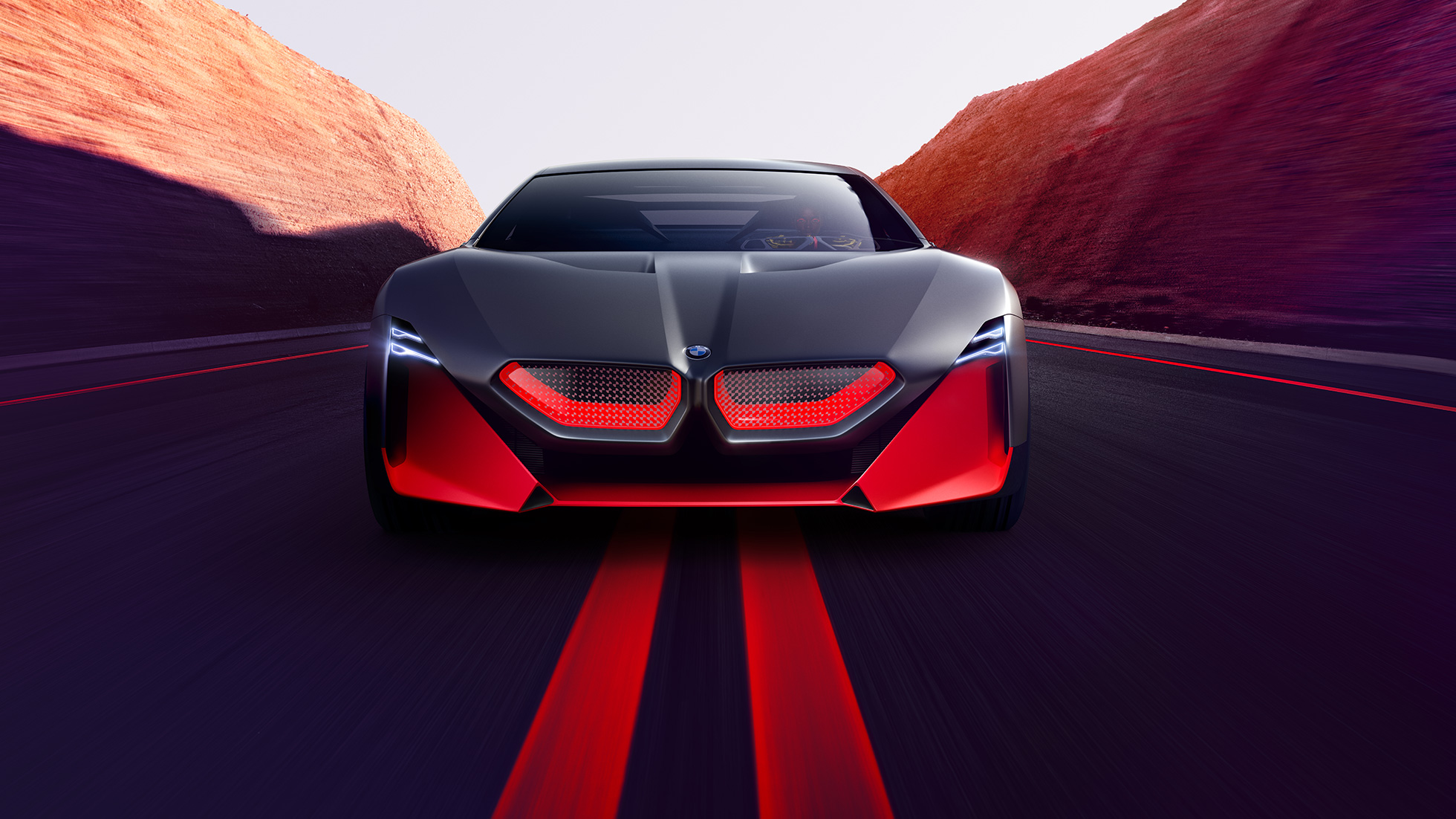 BMW Vision M NEXT, vaizdas iš priekio BMW Vision M NEXT, važiuojančio automobilio vaizdas iš priekio